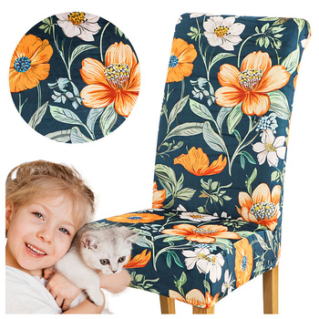 Stuhlbezüge mit einem Muster aus orangefarbenen Blumen