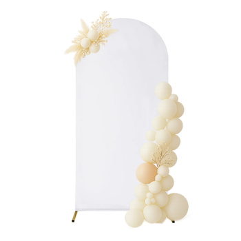 Eine weiße Überwurf für einen Hochzeitsbogen mit einer Höhe von 80x180 cm.