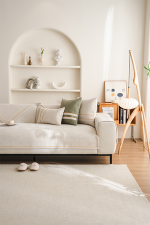 Matte, Sofaüberzug mit goldener Borte in der Farbe Creme, 90x160 cm.