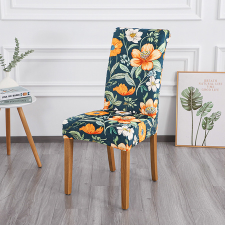 Stuhlbezüge mit einem Muster aus orangefarbenen Blumen